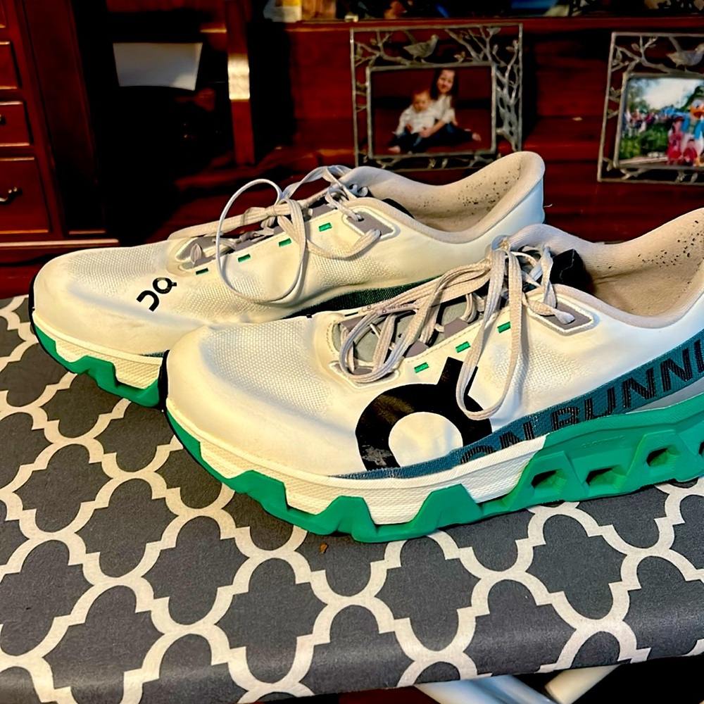 Mens ON Cloud Running Sneakers Like New!